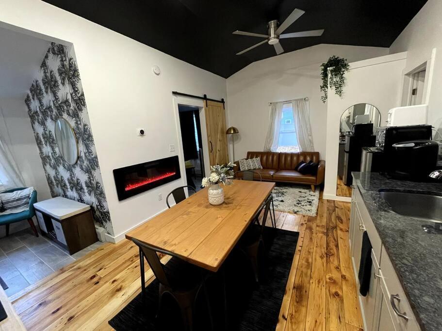Campfire Cottage Fireplace, Fire Pit & No Chores! Kingston Luaran gambar