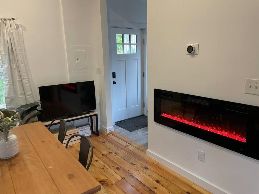 Campfire Cottage Fireplace, Fire Pit & No Chores! Kingston Luaran gambar